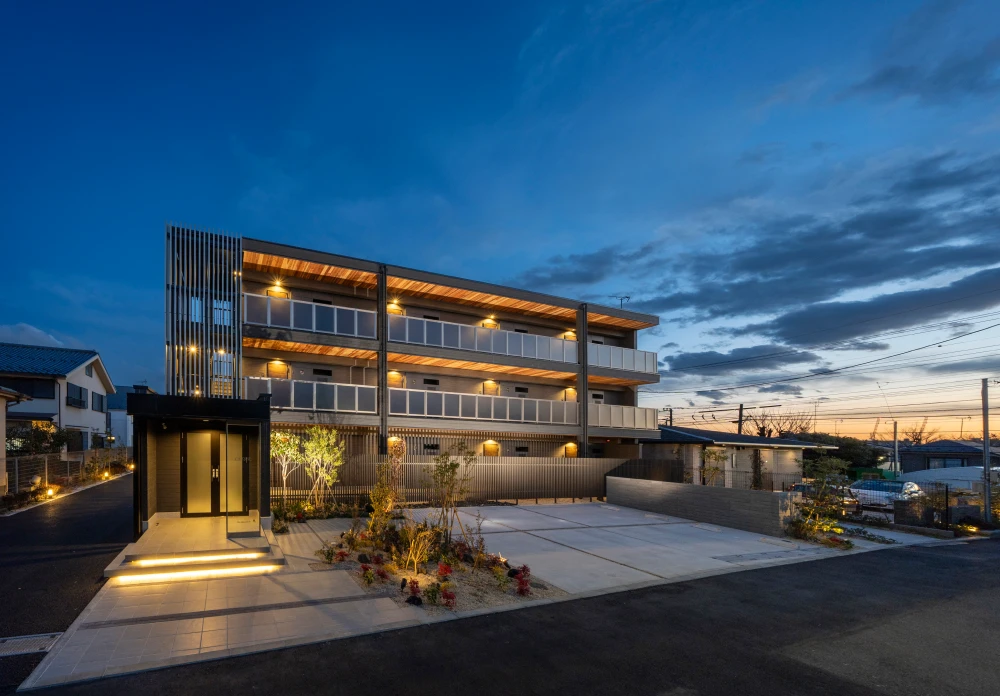 暖色系のライトアップで木のあらわしの表情がより印象的に。メタリックなファサードとも自然になじんでいます