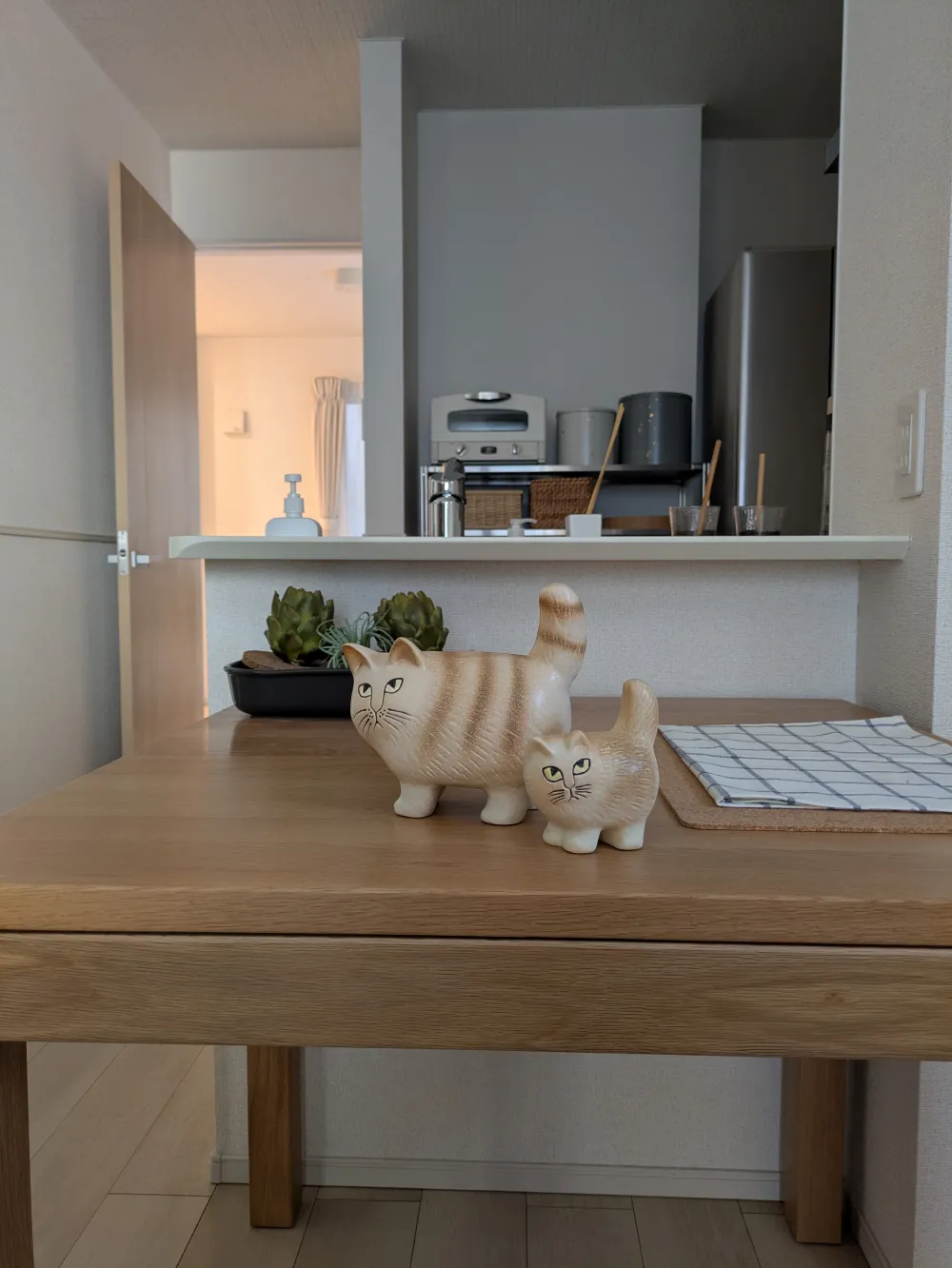 Beforeは背景が雑多な印象で、主役である猫の雑貨が目立たない