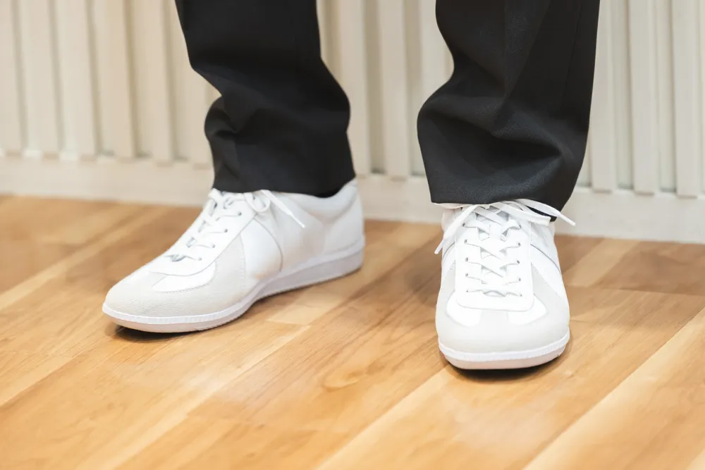 レザーの白いスニーカー