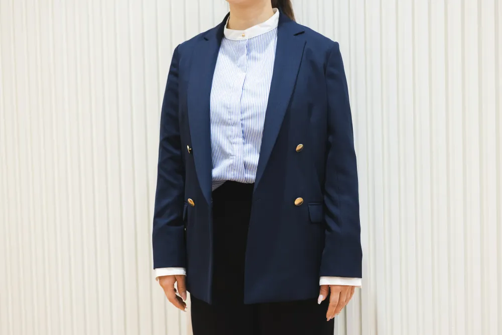 シャツとブレザーのコーディネート
