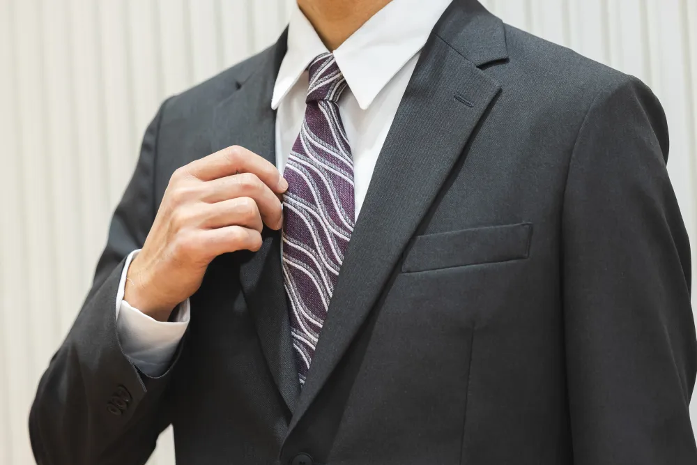 えんじの柄入りネクタイ