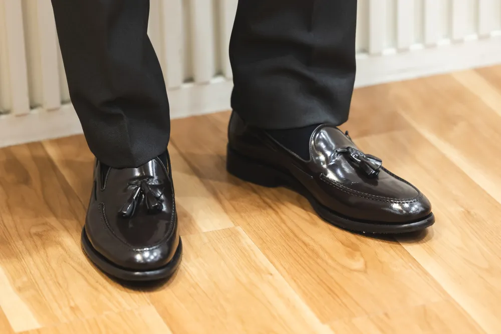 タッセルつきのローファー