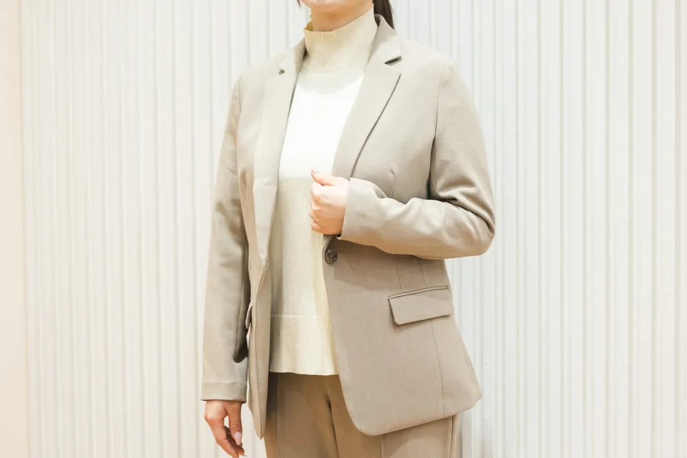 ニットとジャケットのコーディネート