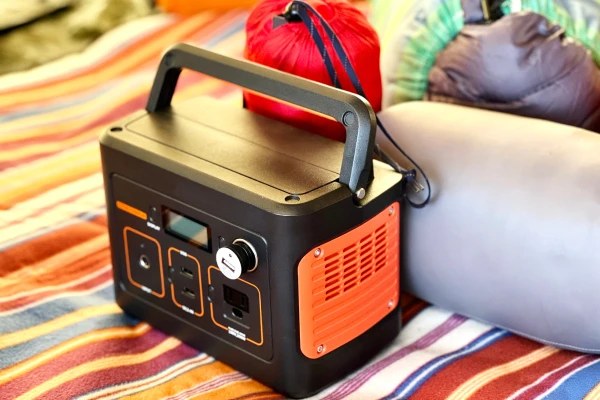 スマートフォンも充電できるポータブル電源も便利